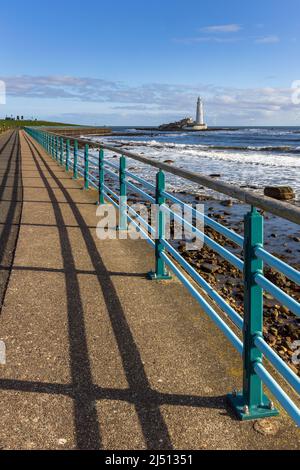 Il lungomare di Whitley Bay con St. Mary's Island e il suo iconico faro in lontananza, North Tyneside, Regno Unito Foto Stock