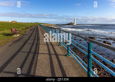 Il lungomare di Whitley Bay con St. Mary's Island e il suo iconico faro in lontananza, North Tyneside, Regno Unito Foto Stock