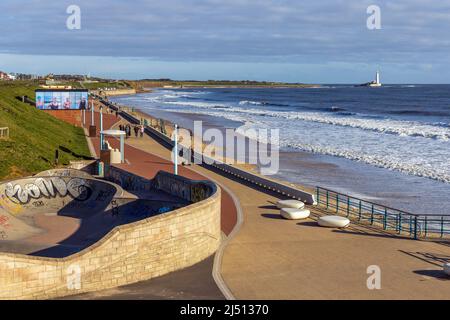 Una bella mattinata di sole alla famosa Northern Promenade di Whitley Bay, North Tyneside, Regno Unito Foto Stock