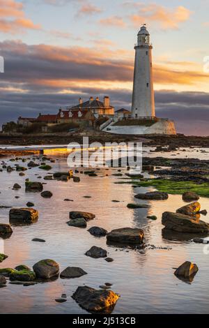 Alba al faro di St. Mary a Whitley Bay, North Tyneside, Regno Unito. Il faro è un edificio classificato di grado II Foto Stock