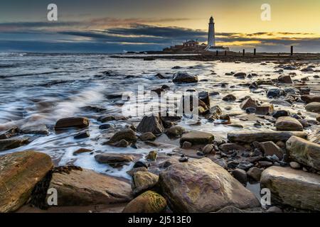 Alba al faro di St. Mary a Whitley Bay, North Tyneside, Regno Unito. Il faro è un edificio classificato di grado II Foto Stock