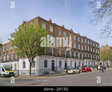 Case a schiera georgiane sul lato ovest di Myddelton Square, Islington. Una delle piazze più grandi ed eleganti di Londra. Grado II elencato Foto Stock