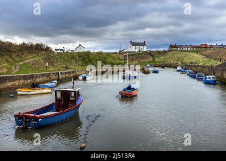 Barche ormeggiate nel porto di Seaton Sluice, un grazioso villaggio sul mare nel Northumberland, Regno Unito Foto Stock