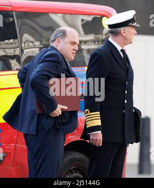 Londra, Regno Unito. 19th Apr 2022. Il Segretario della Difesa BEN WALLACE (a sinistra) e il primo Sea Lord Ammiraglio TONY RADAKIN (a destra) sono visti arrivare a Downing Street a Westminster. Il primo ministro britannico Boris Johnson affronterà i parlamentari per la prima volta dopo aver ricevuto una multa per aver violato le regole di blocco COVID-19. Photo credit: Ben Cawthra/Sipa USA **NO UK SALES** Credit: Sipa USA/Alamy Live News Foto Stock