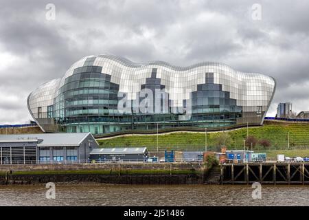 Il locale per concerti e musica Sage si trova a Gateshead, sulla riva meridionale del fiume Tyne. Foto Stock