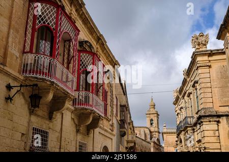 Tradizionali balconi maltesi a Mdina, Malta Foto Stock