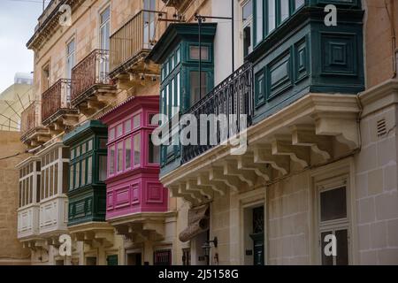 Tradizionali balconi maltesi a Rabat, Malta Foto Stock
