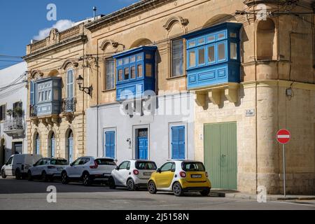 Tradizionali balconi maltesi a Mosta, Malta Foto Stock