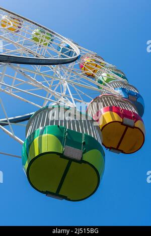 Guardando verso l'alto i carrelli colorati della ruota del ferris Foto Stock