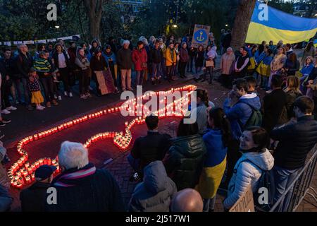 2022-04-16 21:13:28 la sera del Sabato Santo, residenti dell'Aia e ucraini terrà una veglia di pace congiunta presso l'ambasciata russa. Accendi le candele per tutti i civili, i soldati e i rifugiati che soffrono. Inoltre cantano insieme il 'donna nobis pacem'. ANP / Dutch Height / Sandra Uittenbogaart netherlands out - belgium out Foto Stock