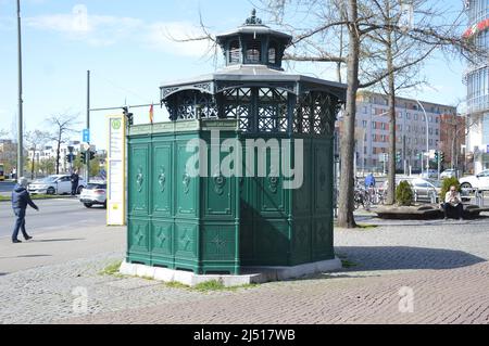 Storico orinale pubblico in ghisa verde 'Café Achteck' (Octcon Café) a Tegel, Reinickendorf, Berlino, Germania - 17 aprile 2022. Foto Stock