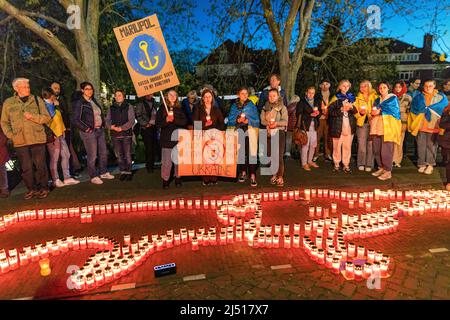 2022-04-16 21:47:38 la sera del Sabato Santo, residenti dell'Aia e ucraini terrà una veglia di pace congiunta presso l'ambasciata russa. Accendi le candele per tutti i civili, i soldati e i rifugiati che soffrono. Le candele insieme formano i contorni del paese dell'Ucraina. ANP / Dutch Height / Sandra Uittenbogaart netherlands out - belgium out Foto Stock