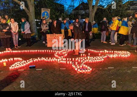 2022-04-16 21:39:15 la sera del Sabato Santo, residenti dell'Aia e ucraini terrà una veglia di pace congiunta presso l'ambasciata russa. Accendi le candele per tutti i civili, i soldati e i rifugiati che soffrono. Inoltre cantano insieme il 'donna nobis pacem'. ANP / Dutch Height / Sandra Uittenbogaart netherlands out - belgium out Foto Stock