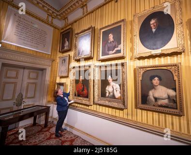 Apsley House, Londra, Regno Unito. 19 aprile 2022. Wellington, Donne e amicizia: Attraverso lettere, ritratti e prestiti da collezioni pubbliche e private, Wellington, Donne e amicizia (21 apr-30 ott 2022) presenta un quadro intimo di una vita pubblica; rivelando il circolo sociale di Wellington, il matrimonio e come le sue amicizie con le donne potrebbero talvolta provocare pettegolezzi. La mostra presenta circa 15 opere tra dipinti, miniature, disegni e lettere precedentemente invisibili o pubblicate che ci danno una finestra nel mondo dei pettegolezzi delle celebrità. Credit: Malcolm Park/Alamy Live News. Foto Stock