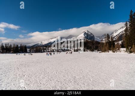 Vista dal lago ghiacciato di montagna Strbske Foto Stock