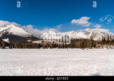 Vista dal lago ghiacciato di montagna Strbske Foto Stock