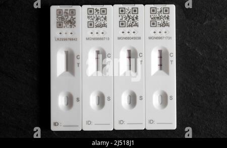 Prove di flusso laterale che mostrano la variazione nei marcatori da inutilizzati, a chiari o negativi, a positivi. (Da sinistra a destra) Foto Stock