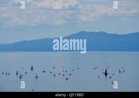 Barca a vela Regatta Fiumanka a Fiume 2021.Barche a vela nella regata Fiumanka di fronte a Fiume. Fiumanka è una delle regate più popolari in Foto Stock