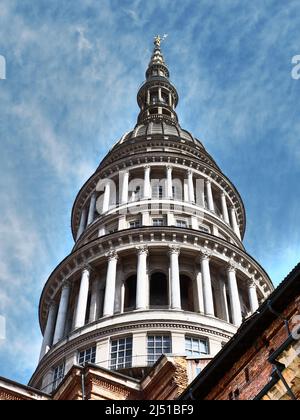 Grande torre basilica di San Gaudenzio nella città di Novara, Piemonte, Italia Foto Stock