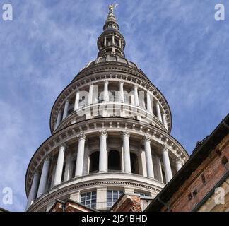 Grande torre basilica di San Gaudenzio nella città di Novara, Piemonte, Italia Foto Stock