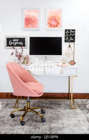 Home Office femminile in stile blush Foto Stock