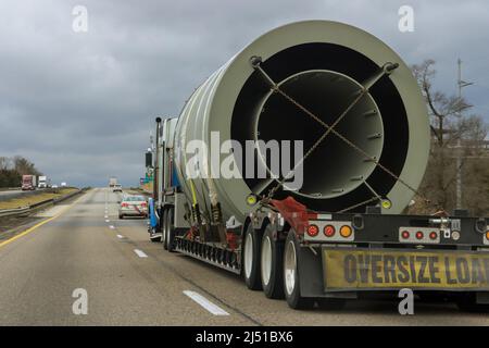 Trasporto di merci voluminose in autostrada Foto Stock