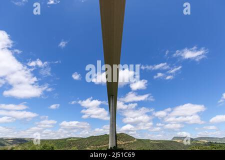 Millau Viaduct è sul territorio dei comuni di Millau e Creissels nel dipartimento di Aveyron, Francia Foto Stock