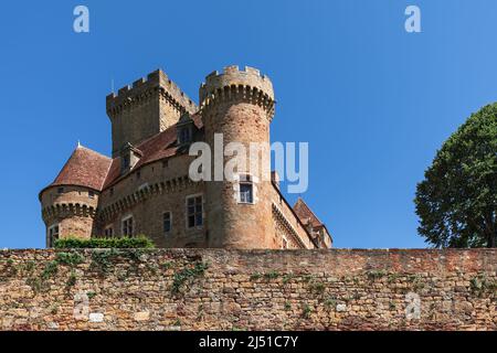 Proprietari edificio residenziale principale nel complesso fortificato Chateau de Castelnau-Bretenoux con torre quadrata alta. Prudhomat, Lot, Occitanie, Francia Foto Stock