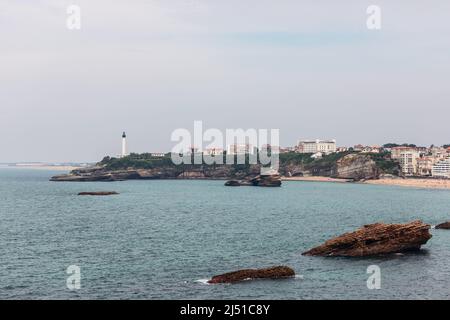 Vista panoramica sulla baia di Biarritz e la spiaggia Grande dal Cloche du Plateau de l'Atalaye, dipartimento di Pirenei Atlantici, Paesi Baschi francesi Foto Stock