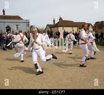 Dancer Dike Morris del Diavolo che ballano a Thaxted Churchyard Essex Foto Stock