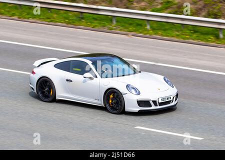 2017 bianco Porsche 911 Carrera 4 GTS S-A PDK Auto 2981cc benzina coupé; trazione integrale, all-wheel steer, deluxe Porsche 911 Carrera 4 GTS traffico veicolare, veicoli in movimento, automobili, veicoli che guidano su strade del Regno Unito, motori, motori, automobilismo sulla rete stradale dell'autostrada M6 del Regno Unito. Foto Stock