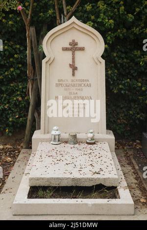 Tomba della ballerina russa Olga Preobrajenska (1871-1962) presso il cimitero russo di Sainte-Geneviève-des-Bois (Cimetière russe de Sainte-Geneviève-des-Bois) nei pressi di Parigi, Francia. Foto Stock