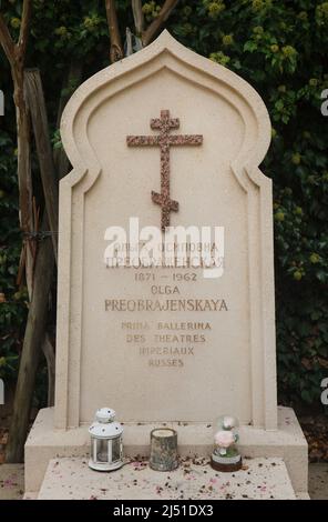 Tomba della ballerina russa Olga Preobrajenska (1871-1962) presso il cimitero russo di Sainte-Geneviève-des-Bois (Cimetière russe de Sainte-Geneviève-des-Bois) nei pressi di Parigi, Francia. Foto Stock