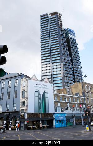 Il palcoscenico alto edificio di appartamenti che sorge sopra Great Eastern Street Apple Green iPhone 13 Pro advert Shoreditch a Londra E2 UK KATHY DEWITT Foto Stock