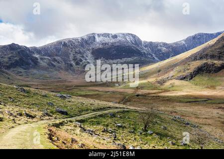 Pista in alto CWM Eigiau con Pen yr Helgi Du montagna nel Carneddau oltre la valle nel Parco Nazionale Snowdonia. Conwy, Galles settentrionale, Regno Unito, Gran Bretagna Foto Stock