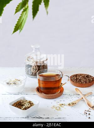 Prodotti di canapa: Tè alle erbe secco e fresco fatto in tazza, semi, yogurt con semi Foto Stock