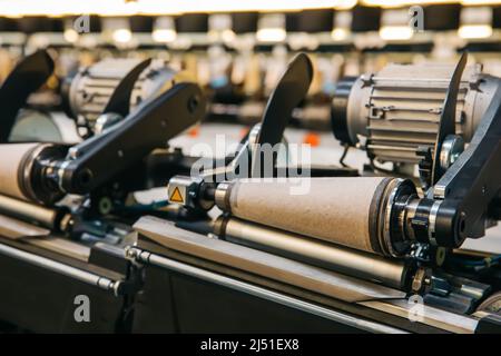 Parti di macchine per filatura presso la fabbrica di filati di cotone. Foto Stock