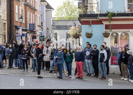 I turisti apprezzano l'atmosfera di Windsor sulla famiglia reale assistono al Servizio di Pasqua alla St George's Chapel, al Castello di Windsor, nel Berkshire, Inghilterra, Regno Unito Foto Stock