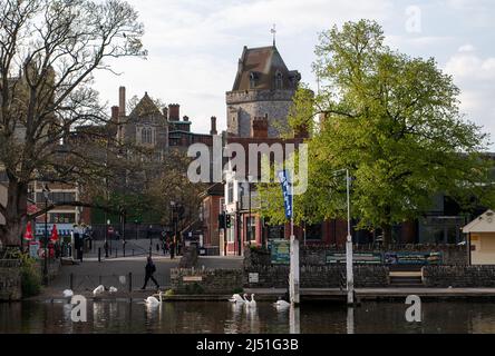 Windsor, Berkshire, Regno Unito. 19th aprile 2022. La Curfew Tower al Castello di Windsor. Dopo un fine settimana caldo e soleggiato, il tempo era più fresco questa mattina a Windsor. Credit: Maureen McLean/Alamy Live News Foto Stock