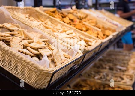 biscotti croccanti nei cestini di vimini sul bancone Foto Stock