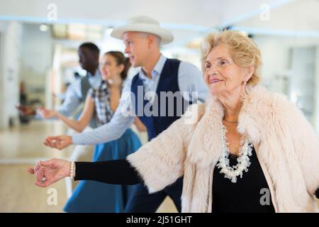 Gruppo di danzatori di età diversi che preparano prestazioni di oscillazione Foto Stock