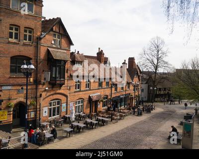 Guardando giù Castle Road da Nottingham Castle Grounds a Fothergills open air ristoranti Nottingham Inghilterra Regno Unito Foto Stock