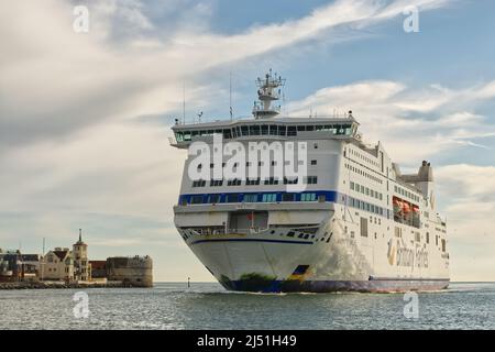 Brittany Ferries traghetto auto 'Mont St. Michel' che entra nel porto di Portsmouth, Hampshire, Inghilterra. Con Spice Island e il Solent sullo sfondo. Foto Stock