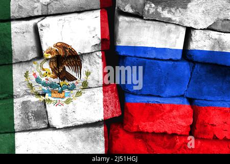 Concetto del rapporto tra Messico e Russia con due bandiere dipinte su un muro di mattoni danneggiato Foto Stock