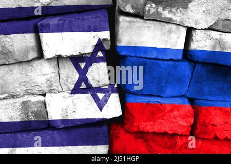 Concetto del rapporto tra Israele e Russia con due bandiere dipinte su un muro di mattoni danneggiato Foto Stock