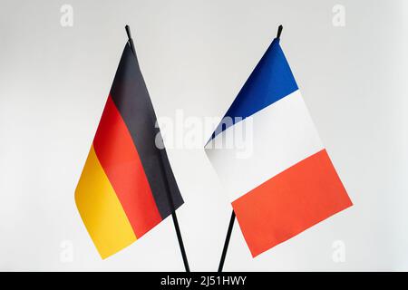 Bandiera di Stato della Francia e della Germania su sfondo chiaro. Partenariato, concetto di cooperazione Foto Stock