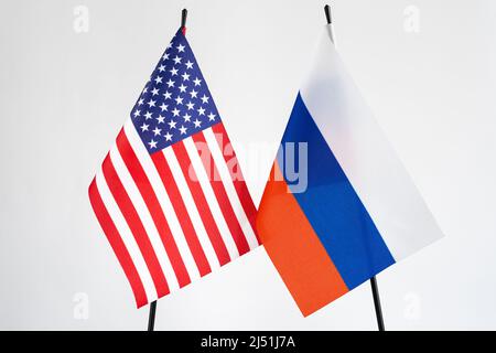Bandiera della Federazione Russa e degli Stati Uniti d'America su sfondo bianco. Sanzioni concetto di conflitto Foto Stock
