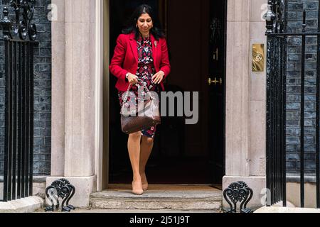 LONDRA, REGNO UNITO. 19th Apr 2022. Suella Braverman Procuratore Generale lascia 10 Downing Street dopo la prima riunione del gabinetto alla fine del recesso del parlamento. Credit: amer Ghazzal/Alamy Live News