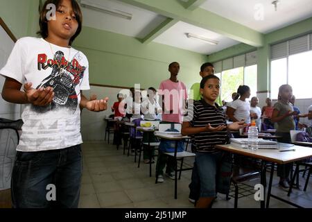 ilheus, bahia, brasile - 29 febbraio 2012: Studenti di una scuola pubblica che pregano prima della lezione nella città di Ilheus. Foto Stock