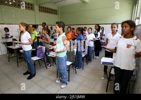 ilheus, bahia, brasile - 29 febbraio 2012: Studenti di una scuola pubblica che pregano prima della lezione nella città di Ilheus. Foto Stock